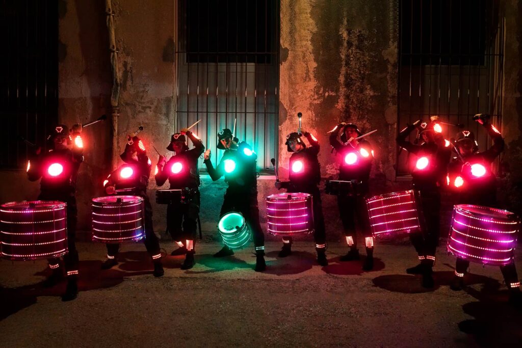 DISEÑO Y FABRICACIÓN DE LOS TRAJES LED PARA EL ESPECTÁCULO GLOW DRUMS
